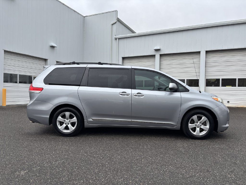 Used 2013 Toyota Sienna LE w/ Towing Pkg FWD image 8
