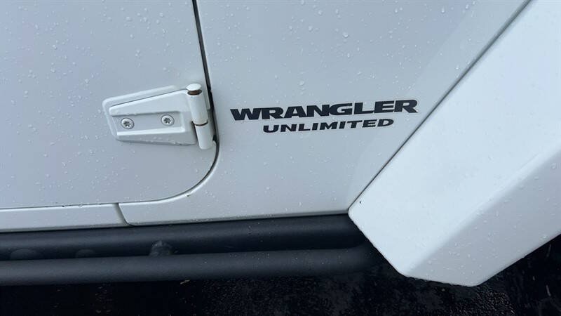 Used 2015 Jeep Wrangler Unlimited Sahara AWD/4WD image 8