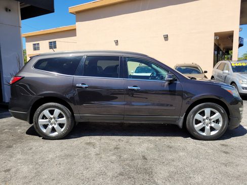 Used 2017 Chevrolet Traverse LT w/ Style and Technology Package image 16
