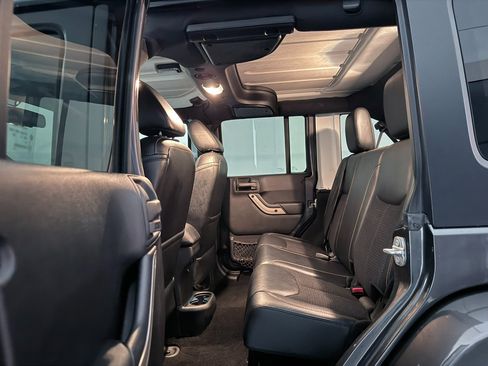 Used 2016 Jeep Wrangler Unlimited Sahara image 24
