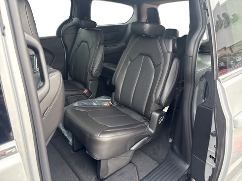 New 2026 Chrysler Pacifica Select image 10