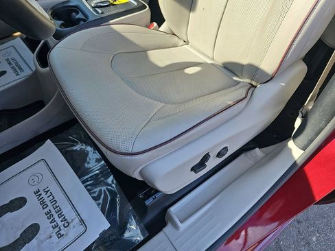 Used 2020 Chrysler Pacifica Limited image 34