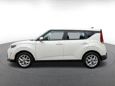 Used 2025 Kia Soul LX w/ LX Technology Package FWD image 4
