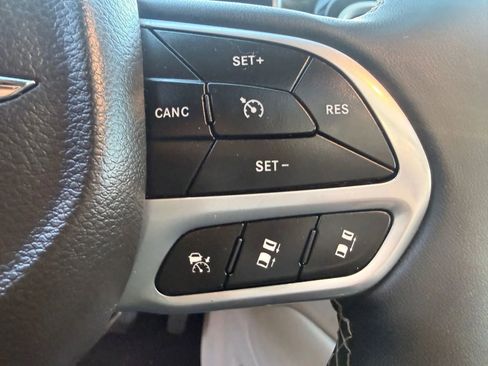 Used 2023 Chrysler Pacifica Limited image 17