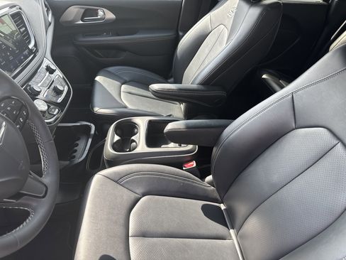 Used 2024 Chrysler Pacifica Touring-L w/ S Appearance Package image 18