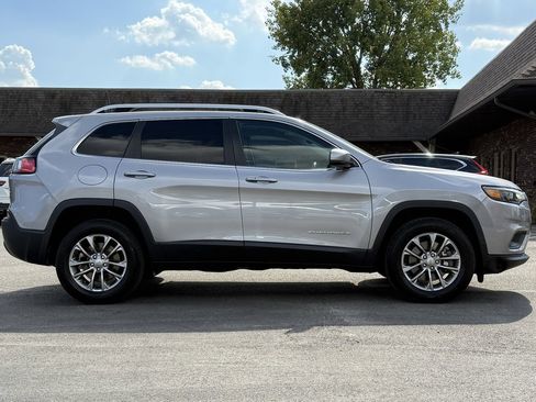 Used 2019 Jeep Cherokee Latitude Plus w/ Comfort/Convenience Group image 6