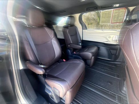 Certified 2021 Toyota Sienna Platinum image 42