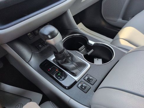Used 2018 Toyota Highlander XLE AWD/4WD image 24