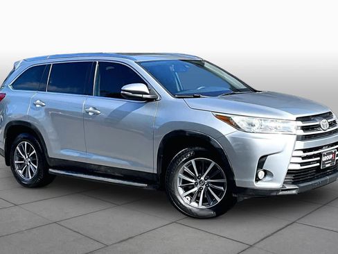 Used 2019 Toyota Highlander XLE FWD image 3