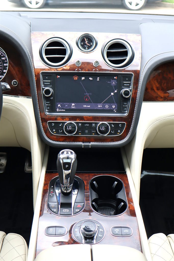 Used 2017 Bentley Bentayga AWD/4WD image 17