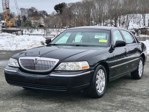Used 2009 Lincoln Town Car Signature Limited image 3