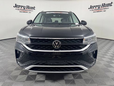 Used 2023 Volkswagen Taos SE w/ Panoramic Sunroof Package AWD/4WD image 4