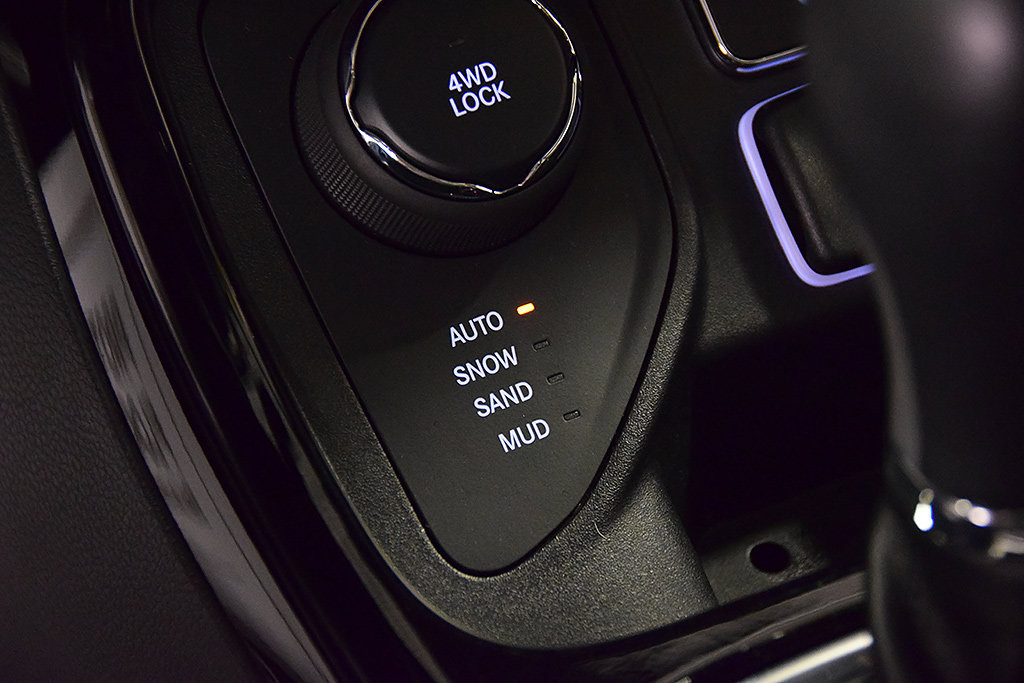 Used 2018 Jeep Compass Limited w/ Navigation Group AWD/4WD image 25