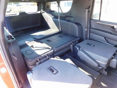 New 2025 Chevrolet Suburban Premier image 35