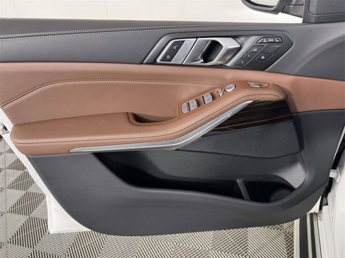 Used 2025 BMW X7 xDrive40i w/ Climate Comfort Package image 17