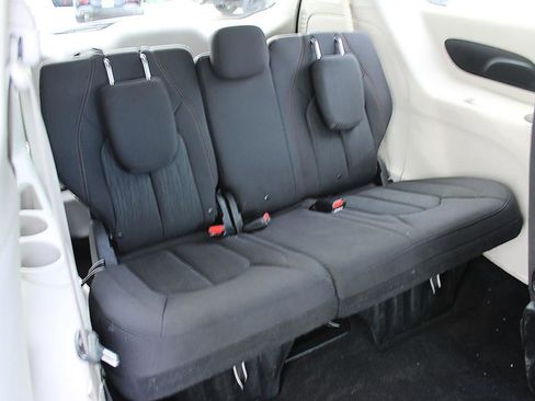 Used 2019 Chrysler Pacifica LX FWD image 17