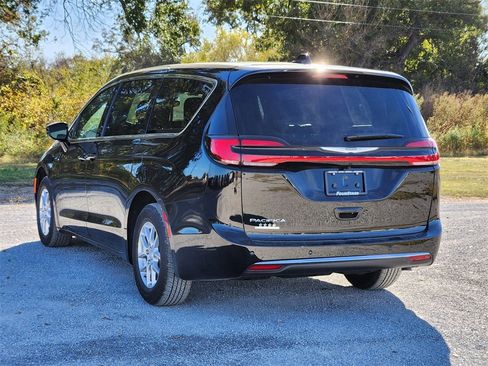 New 2026 Chrysler Pacifica Select image 3