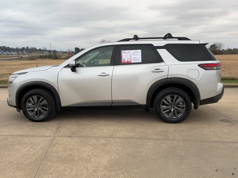Used 2024 Nissan Pathfinder SV image 5