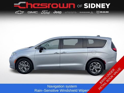 Used 2024 Chrysler Pacifica Limited image 2