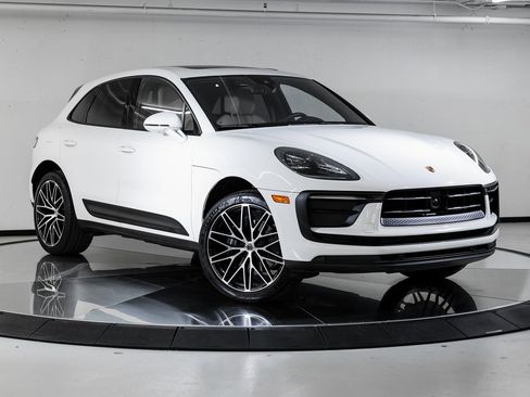 Certified 2025 Porsche Macan image 9