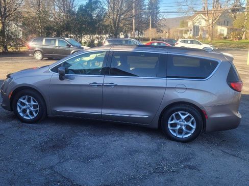Used 2017 Chrysler Pacifica Touring-L w/ Tire & Wheel Group image 5