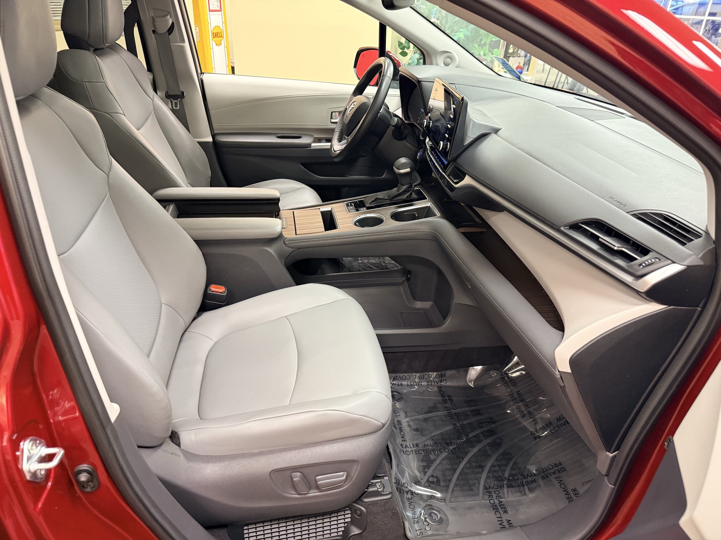 Used 2021 Toyota Sienna XLE w/ XLE Plus Package FWD image 27