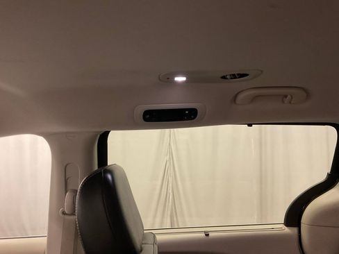 Used 2023 Chrysler Pacifica Touring-L image 29