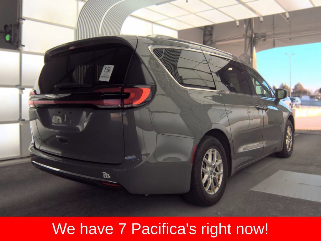 Used 2021 Chrysler Pacifica Touring-L FWD image 2