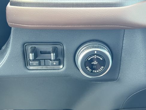 Certified 2025 Lincoln Navigator Reserve AWD/4WD image 16