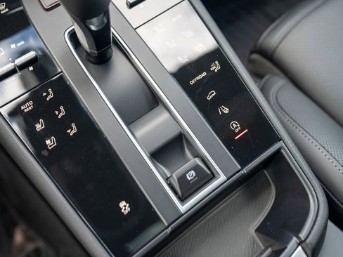 Certified 2026 Porsche Macan AWD/4WD image 19