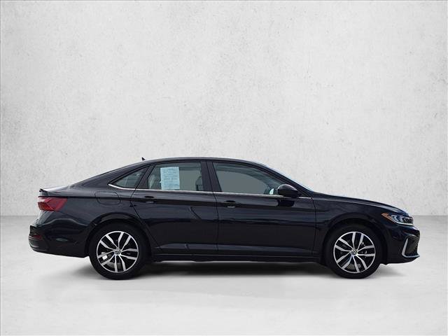 Used 2025 Volkswagen Jetta SE FWD image 4