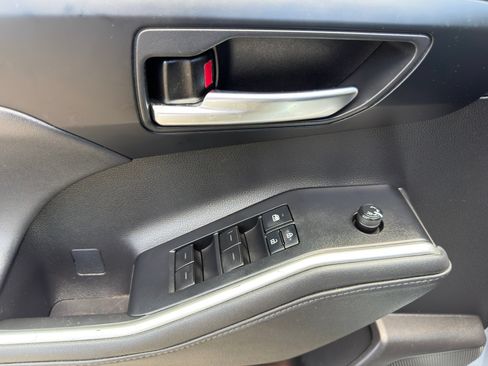 Used 2021 Toyota Highlander XLE AWD/4WD image 12