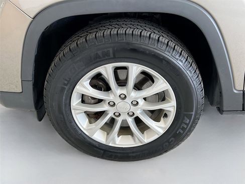 Used 2019 Jeep Cherokee Latitude w/ Cold Weather Group AWD/4WD image 27