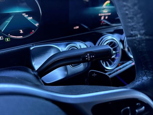 Used 2021 Mercedes-Benz GLB 250 GLB 250 w/ Premium Package image 19