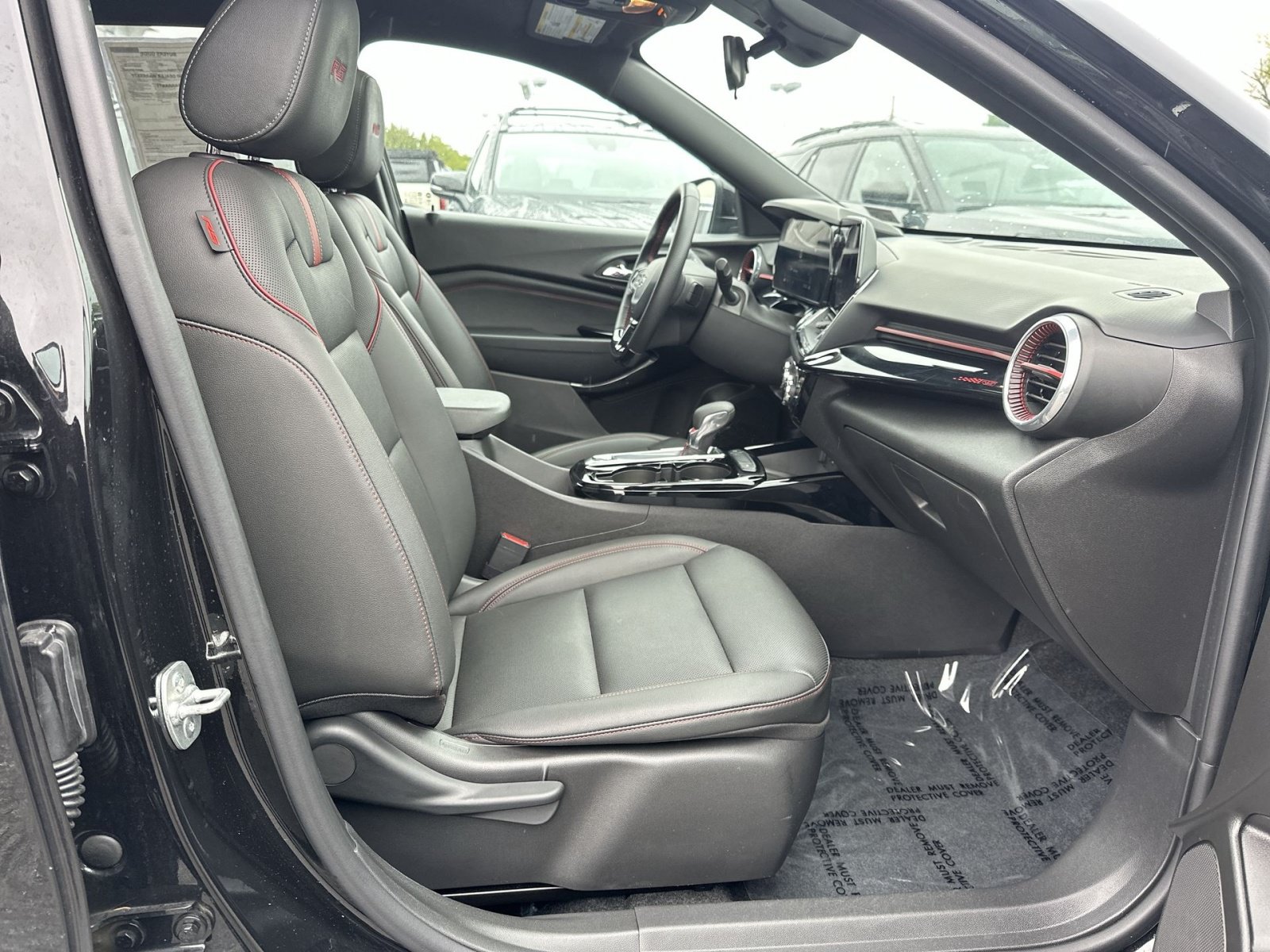 Used 2025 Chevrolet Trax RS w/ Sunroof Package FWD image 28