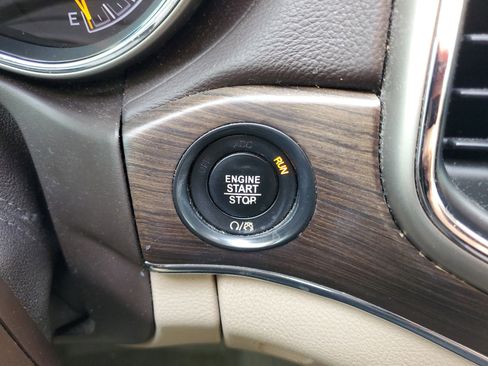 Used 2017 Jeep Grand Cherokee Overland image 32