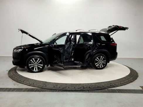 Used 2024 Nissan Pathfinder Platinum w/ Lighting Package (N93) image 12