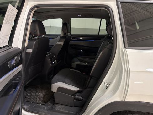 Used 2024 Volkswagen Atlas Peak Edition SE image 8