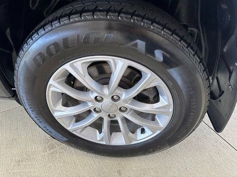 Used 2019 Jeep Cherokee Latitude w/ Cold Weather Group AWD/4WD image 36