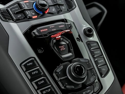 Used 2018 Lamborghini Aventador S image 42