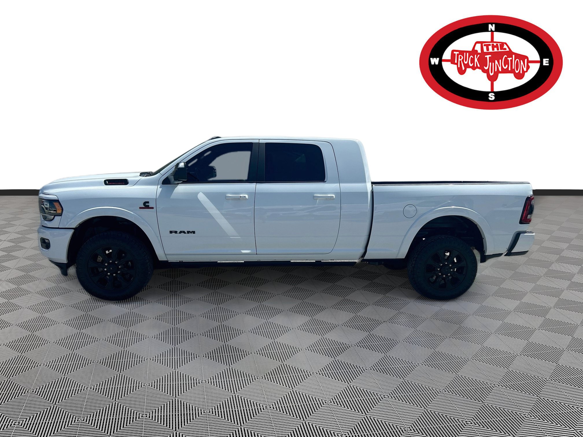 Used 2022 RAM 2500 Limited w/ Night Edition AWD/4WD image 4
