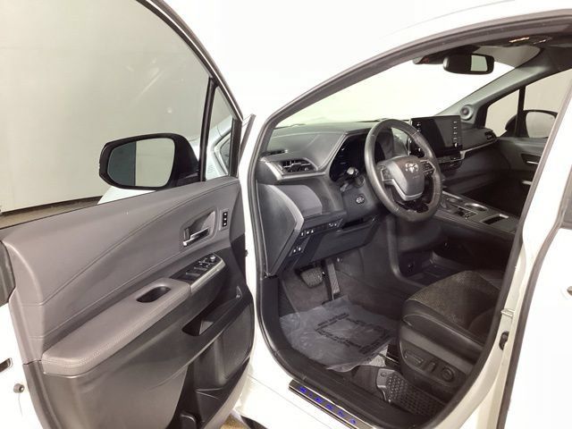 Used 2023 Toyota Sienna XSE AWD/4WD image 9