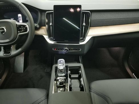 New 2025 Volvo XC90 T8 Plus w/ Protection Package Premier AWD/4WD image 9