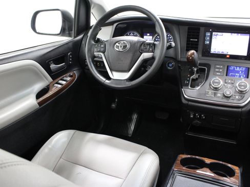 Used 2017 Toyota Sienna Limited FWD image 33