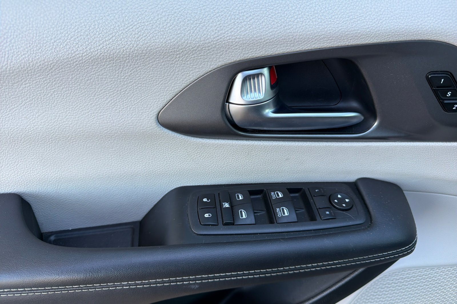Used 2023 Chrysler Pacifica Touring-L FWD image 8