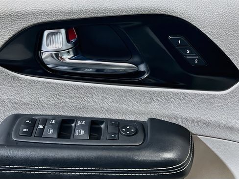 Used 2022 Chrysler Pacifica Touring-L FWD image 13