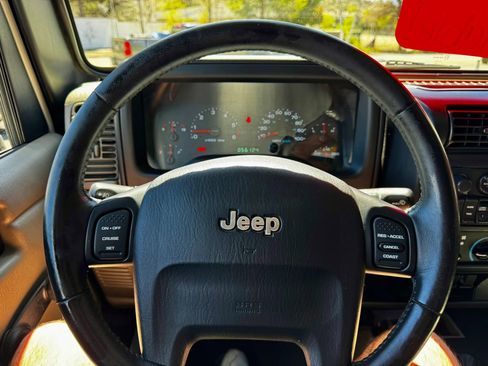 Used 2006 Jeep Wrangler Unlimited w/ Premium Audio Group image 11