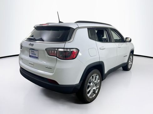 Used 2022 Jeep Compass Latitude w/ Sun and Sound Group AWD/4WD image 5