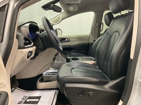 Used 2023 Chrysler Pacifica Touring-L image 13