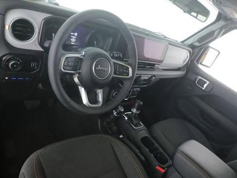 Used 2025 Jeep Wrangler Unlimited Sahara image 17